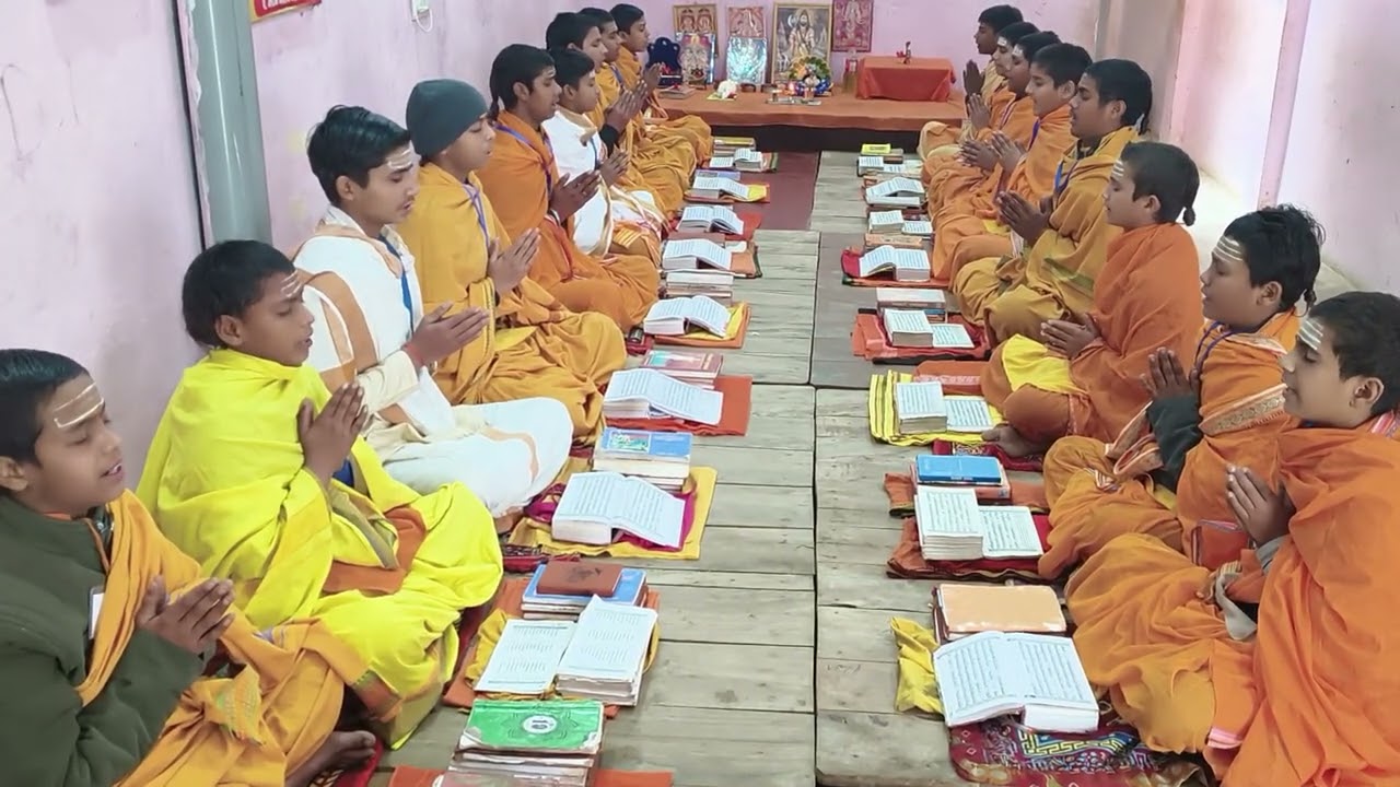 श्री राम जानकी वैदिक गुरुकुलम सिद्धार्थनगर वेद मंत्र पाठ करते विद्यार्थी 🙏💐🚩