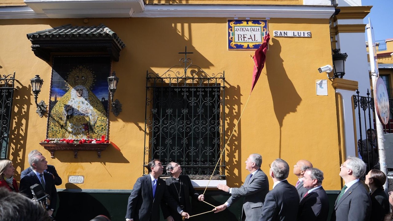 Sevilla cuenta con un nuevo rótulo cerámico: la antigua 