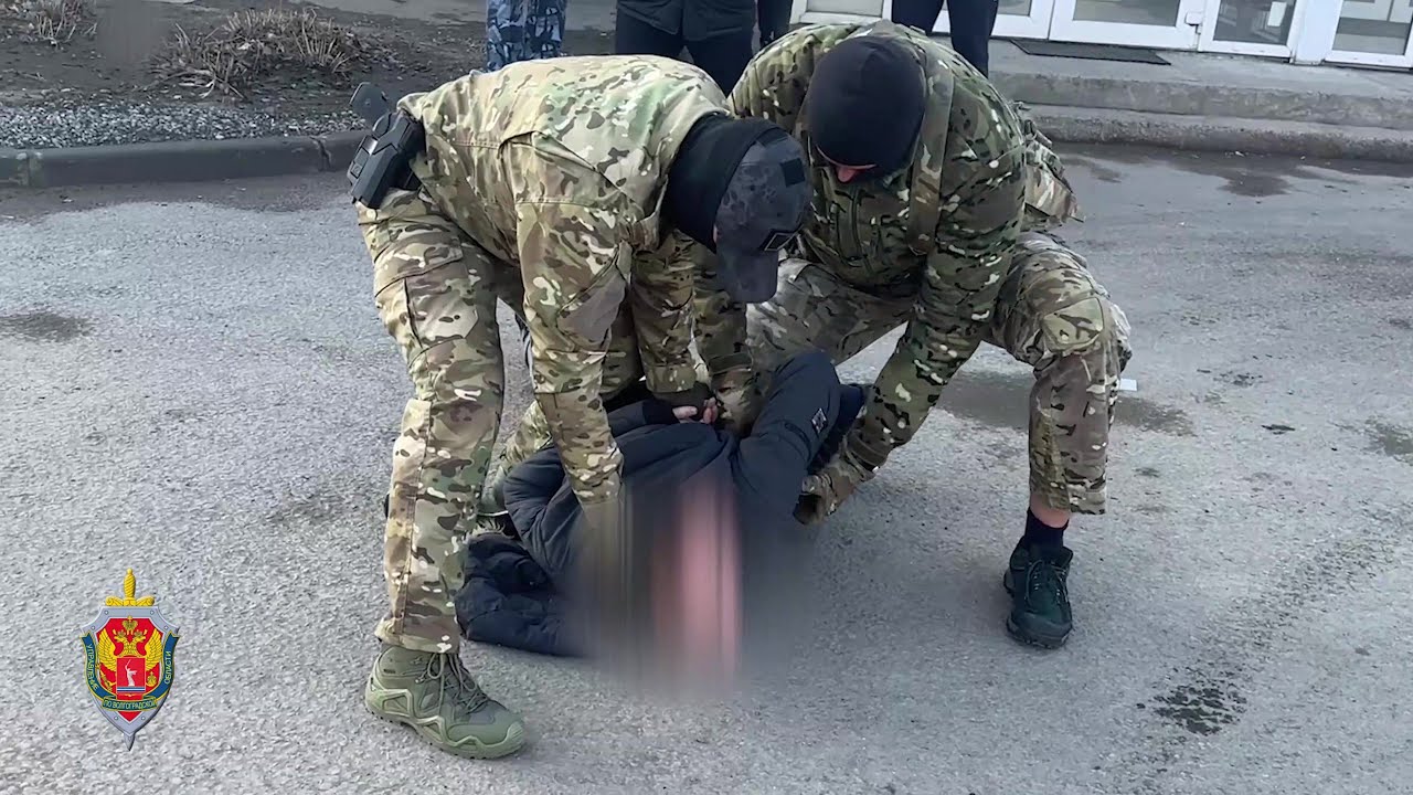 ФСБ задержана волгоградца, «сливавшего» участников СВО и готовившего захват мэрии