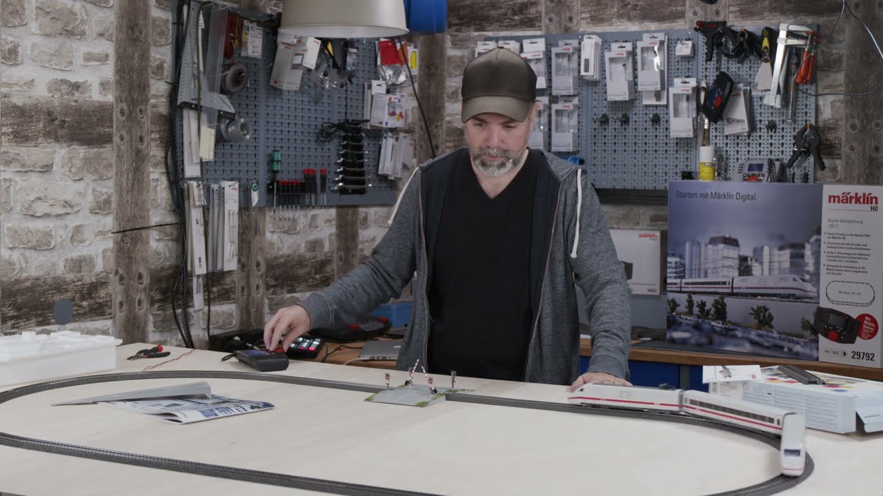 Building a Model Railroad / 04 / Märklin railroad crossing