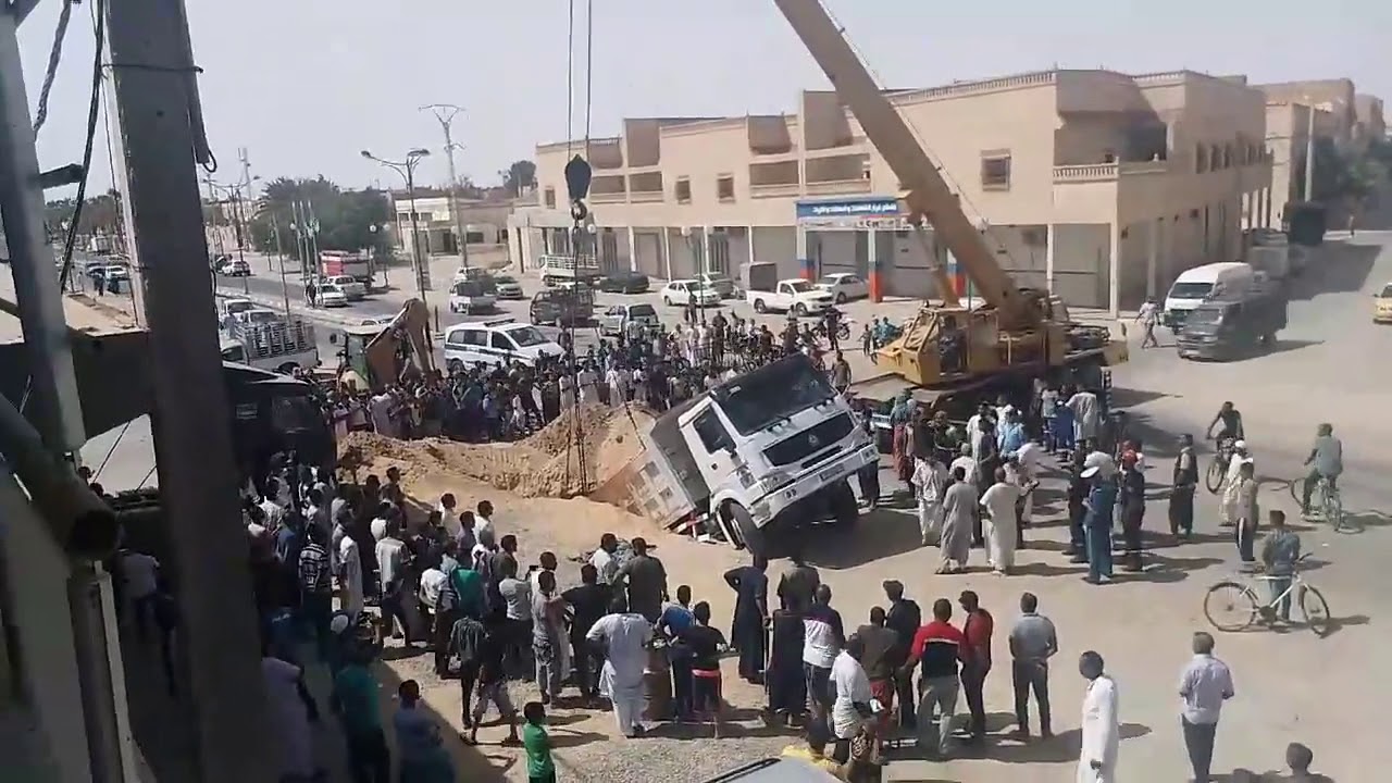 الارض تبتلع  شاحنة في مدينة تقرت touggourt