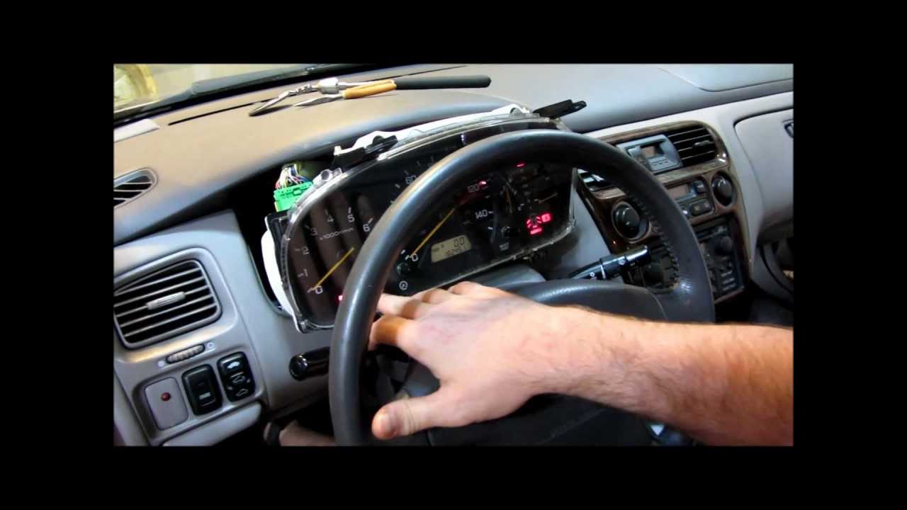 Ремонт подсветки приборной панели и одометра на Honda Accord 2000 года выпуска.
