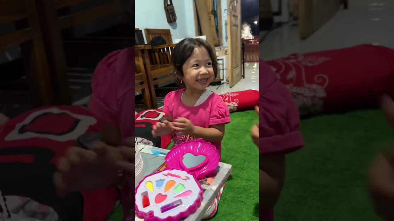 Yumna tiup lilinnya 