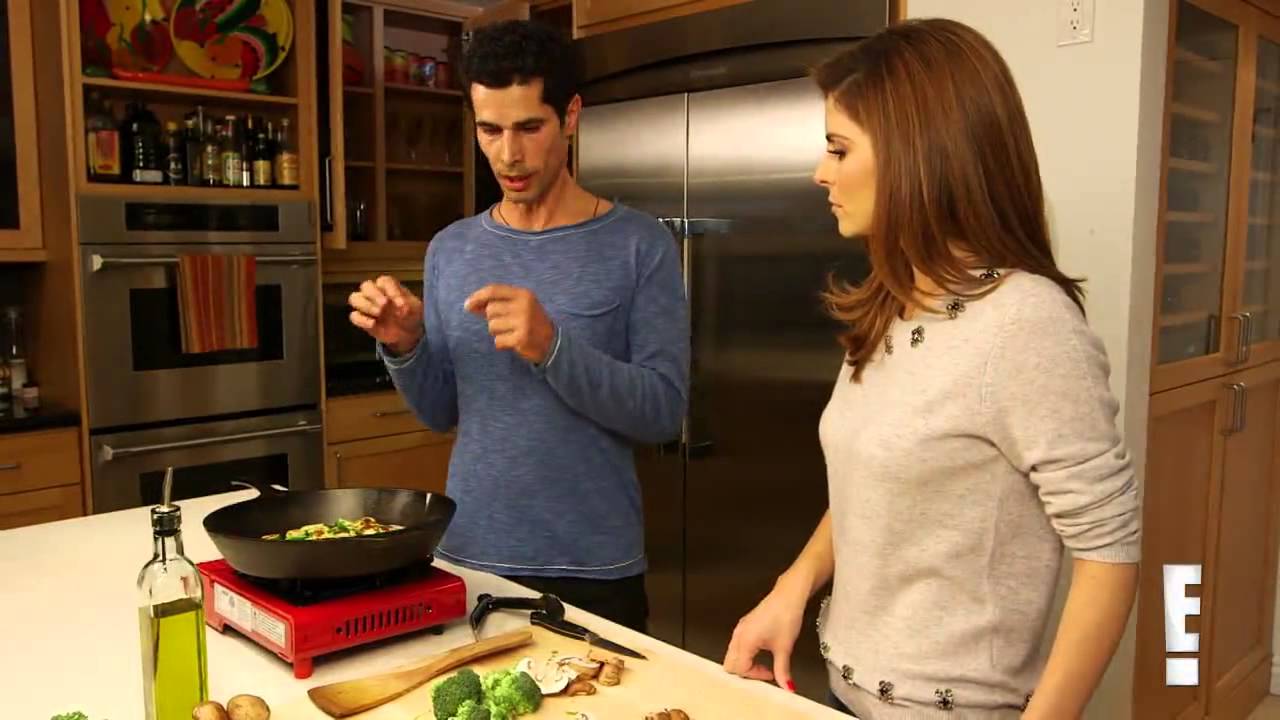 Maria Menounos & Yogi Cameron Cook Up A Super Healthy Dish for the New Year—Watch Now | E Online