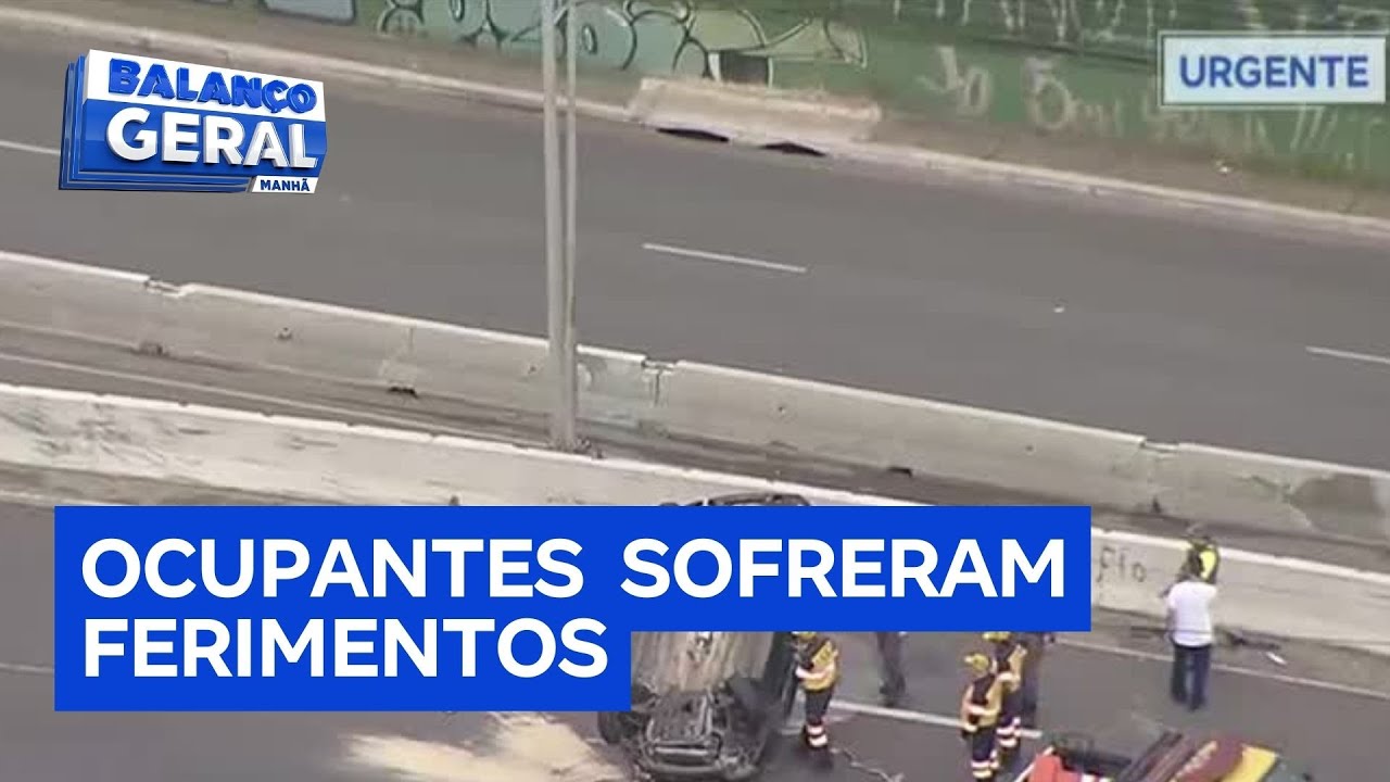 Veículo com cinco militares capota em ponte da Marginal Tietê, em São Paulo
