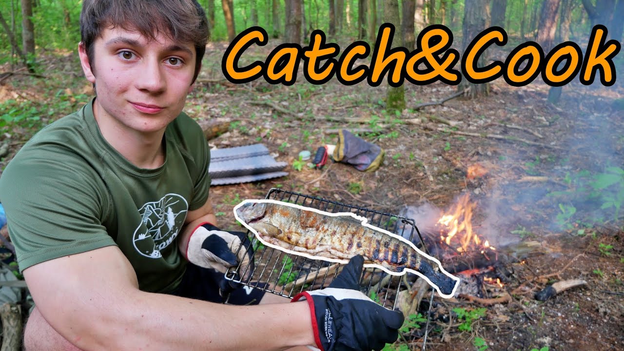 Łowienie survivalową wędką, grillowany pstrąg z ogniska – wypoczynek w lesie
