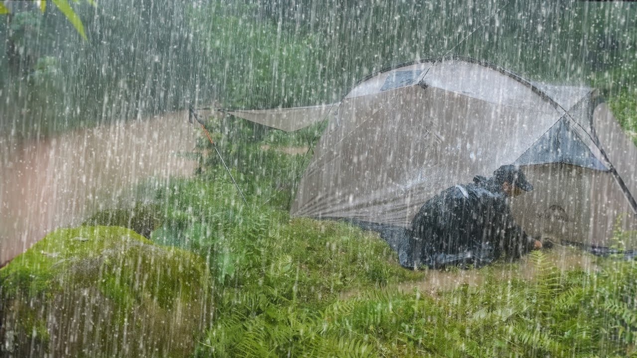 🏕CAMPING IN HEAVY RAIN AND THUNDERSTORM ⛈️A BAD RAINSTORM RESULTING IN FLOODING