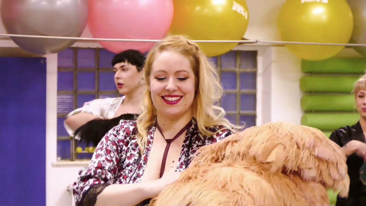 Angelina Angelic's school of burlesque - feather fan dance class
