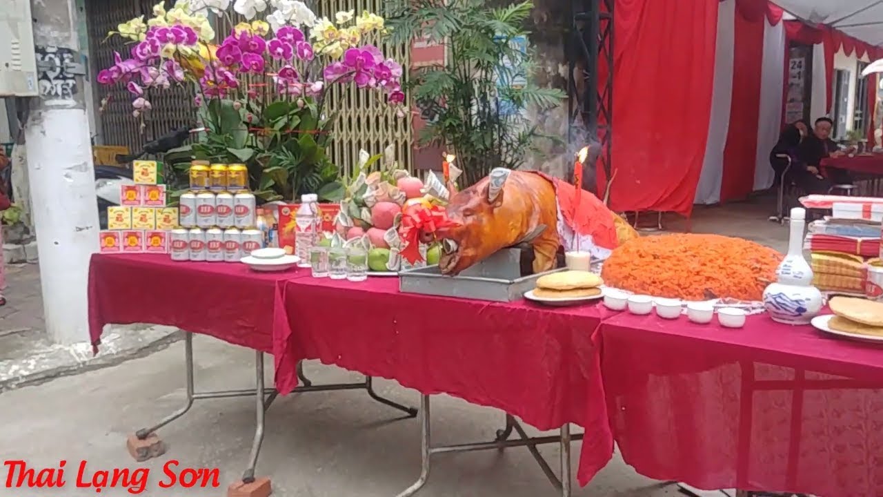 Lễ Hội Chùa Tam Thanh Lạng Sơn Với lợn quay nguyên con ở mâm cúng I Thai Lạng Sơn
