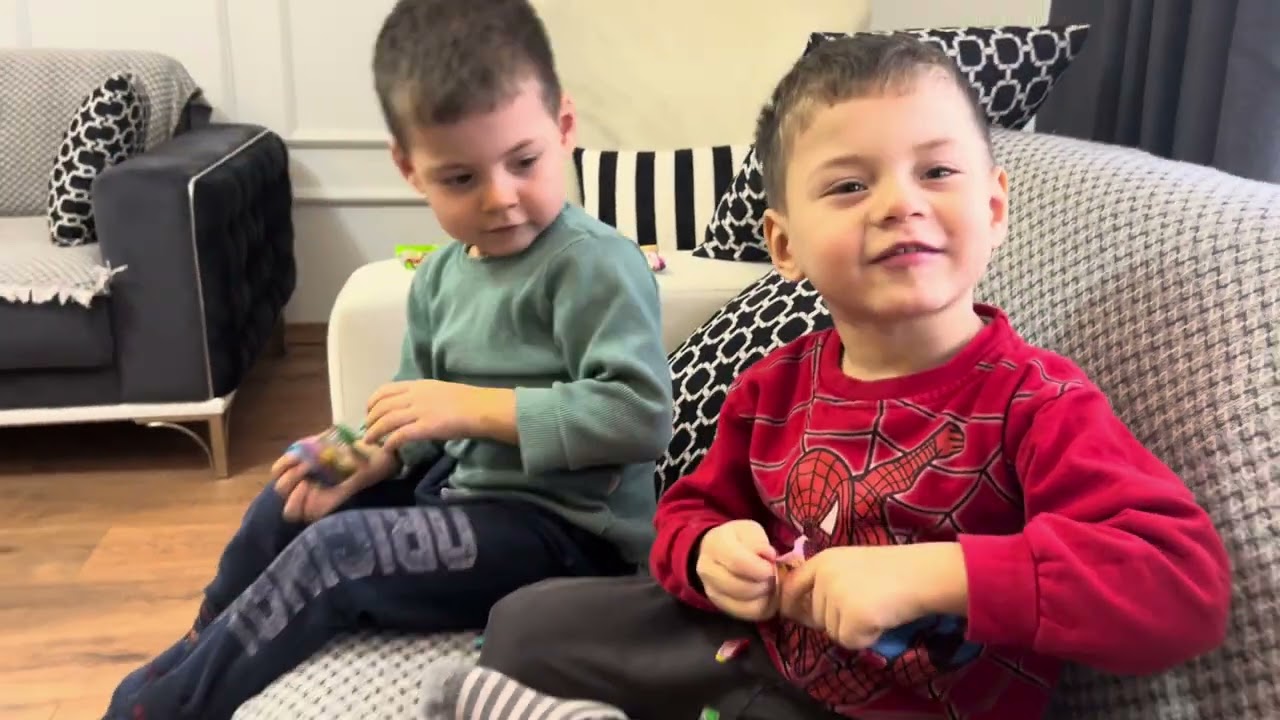 İkizler çok jelibon yedi ve dişleri karnı ağrıdı eyvah😱