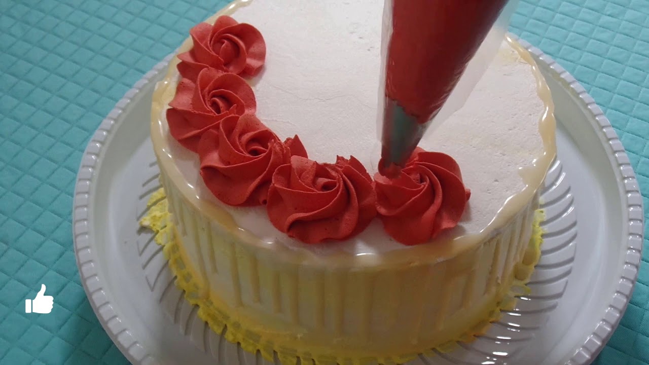Bolo decorado com rosas de chantilly e técnica drip cake