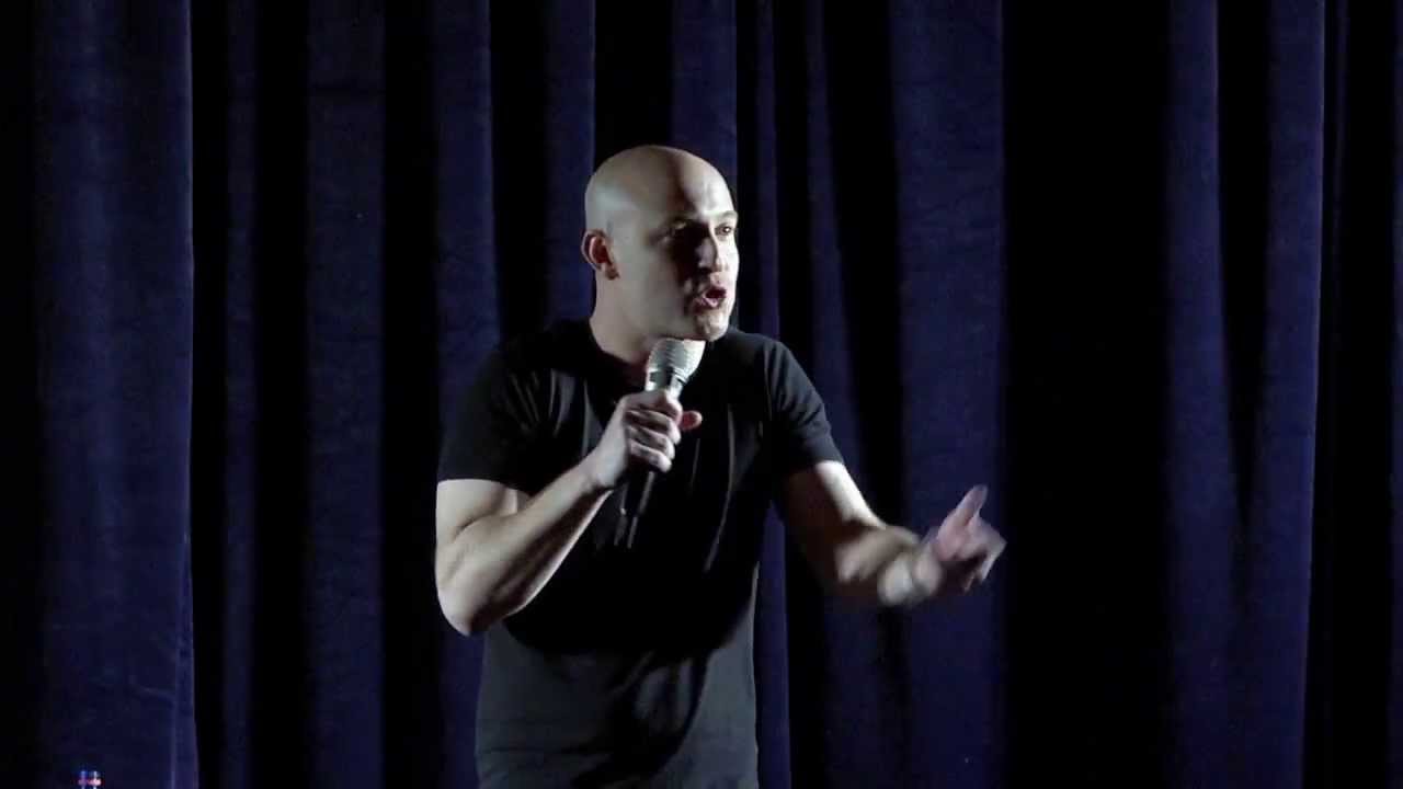 אבי נוסבאום שנינות במיטבה בסטנד אפ