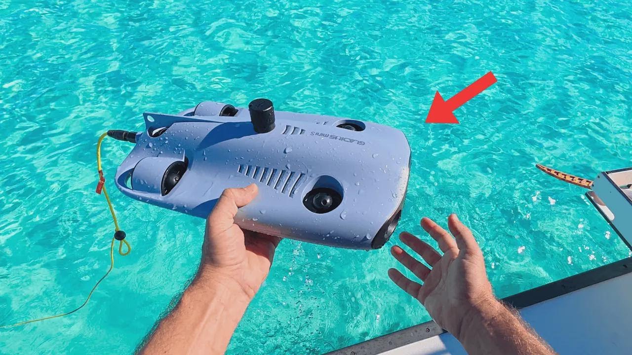 Levei meu novo drone subaquático pra explorar o banco de areia