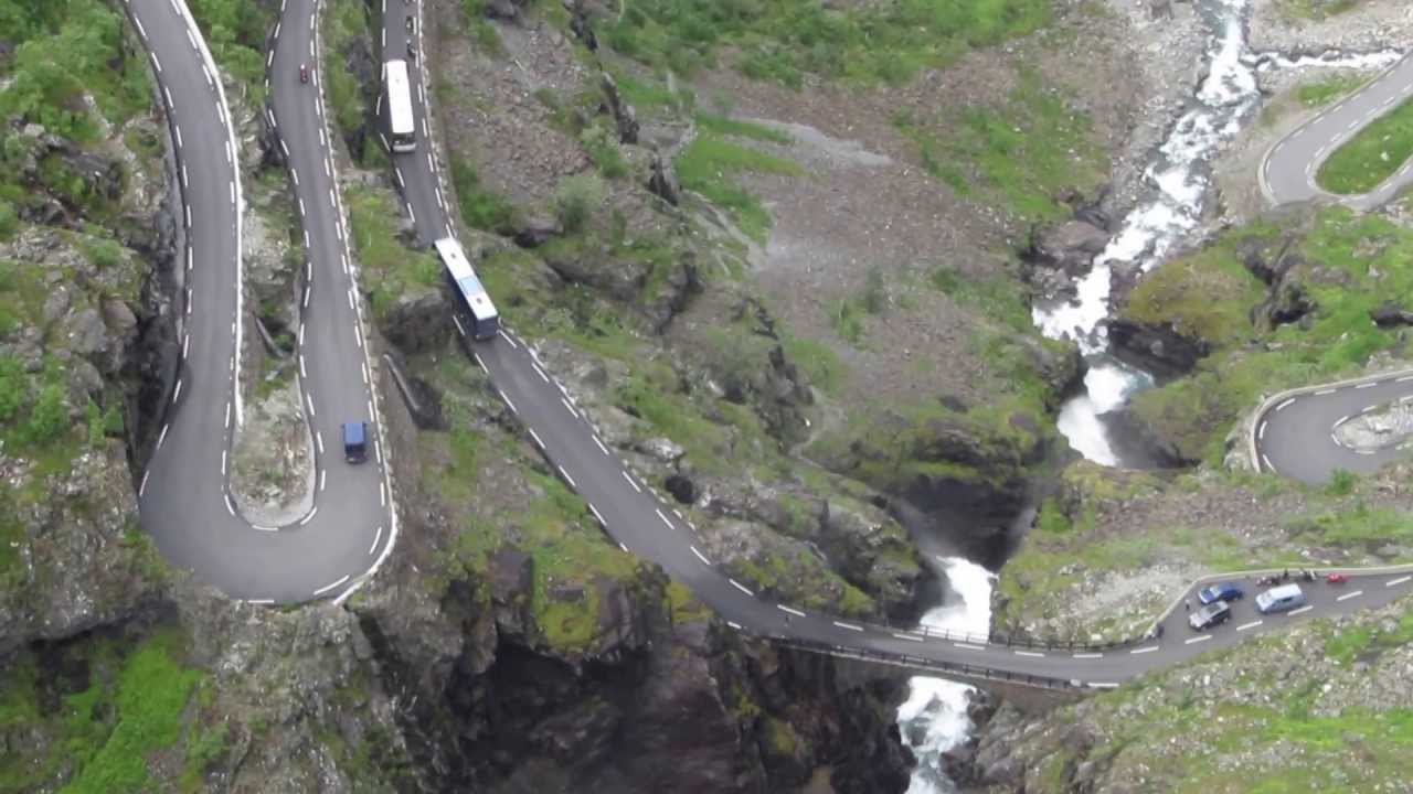 Rygging av buss i Trollstigen i Norge. Norway