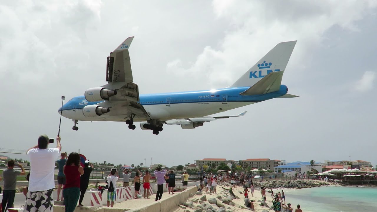 TIRE SMOKE | KLM B747 LOW LANDING | Maho Beach - St Maarten | Loud Jet Engine Noise