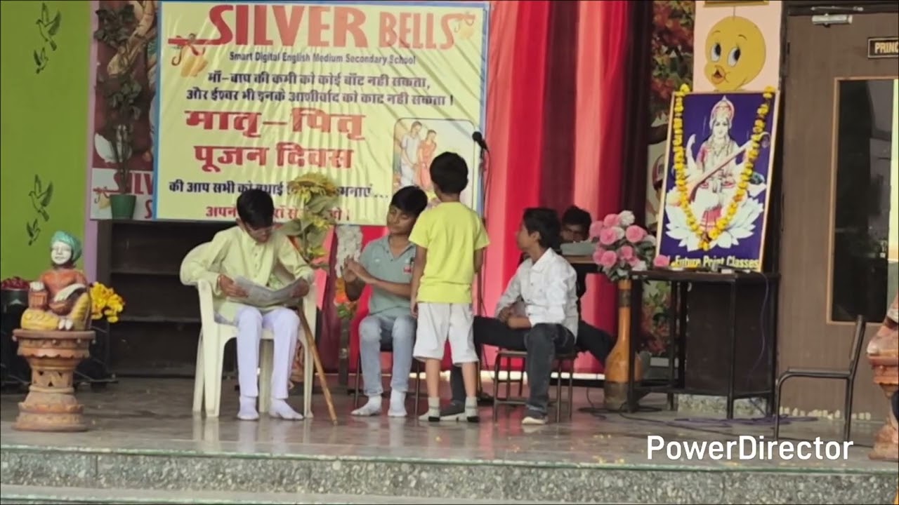 वृद्धाआश्रम नाटक में पिता की भूमिका में राम पुत्र की भूमिका में रक्षित सिल्वर बेल्स स्कूल 