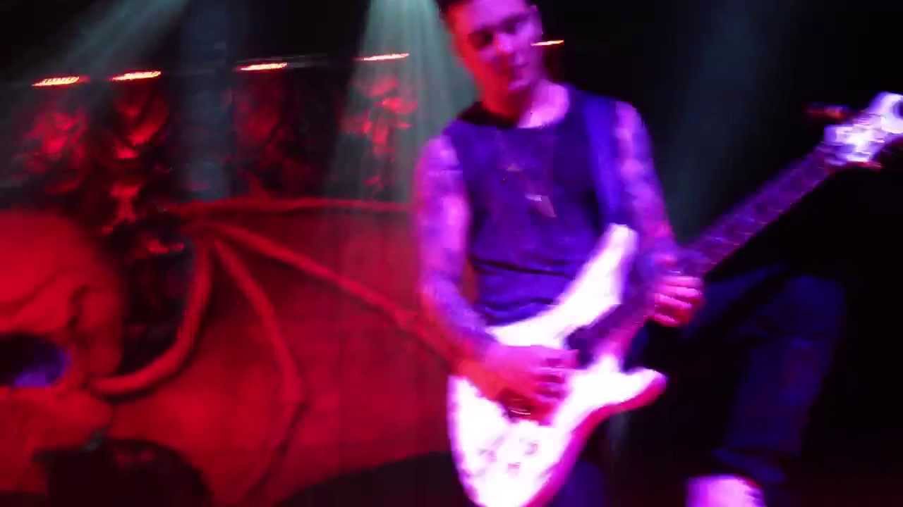 Avenged Sevenfold performing Hail to the King 8/9/13