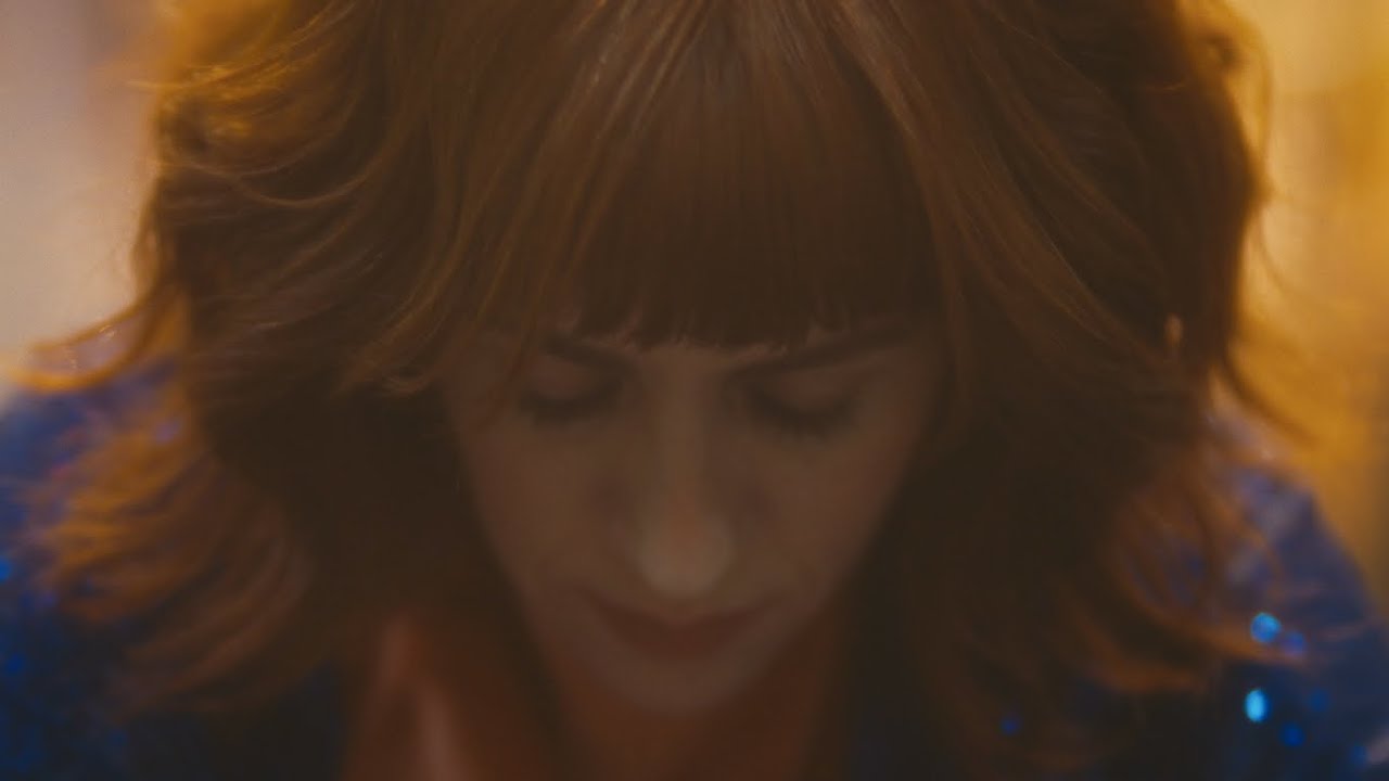 Julia Branco | Fora da curva (clipe oficial)