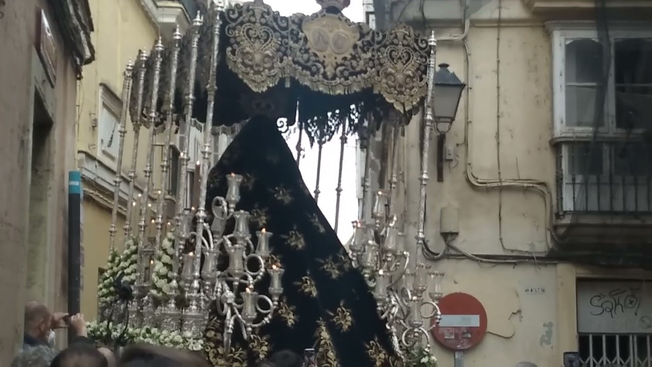 Procesi&oacute;n Virgen de los Dolores Servitas C&aacute;diz 2022 con percance en el minuto 3,16