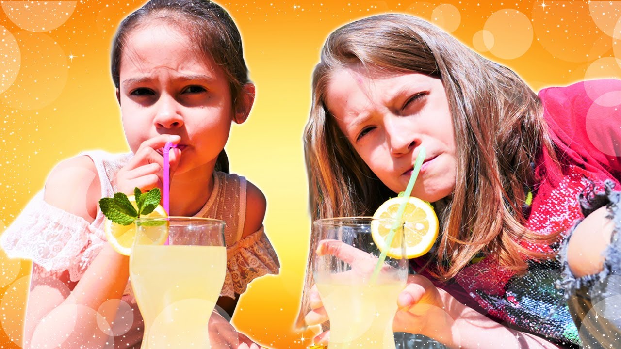 Selín y su hermano hacen un cóctel de naranja. Juegos en la playa para niños. Aventuras de niños