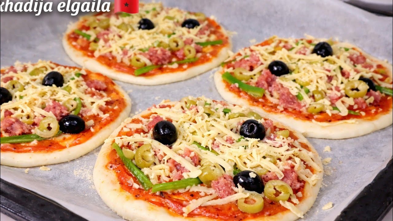 بيتزا فردية هشيشة وخفيفة بحال ديال المحلات… السر لي كيخليها تنجح من أول مرة! 🍕😋