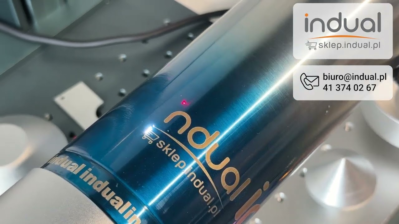 Indual | Technika Laserowa | Znakowanie termosu na obrotnicy z konikiem laserem Fiber
