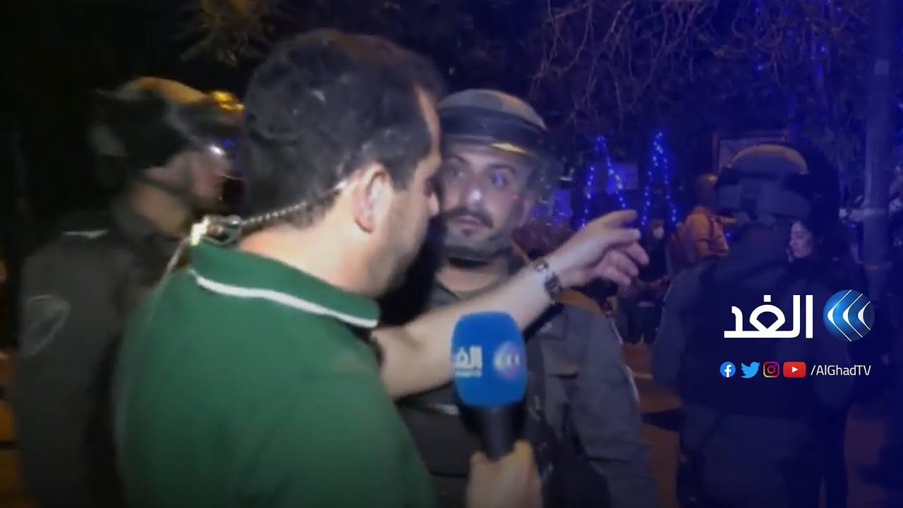 شاهد | الاحتلال الإسرائيلي يحاول تفريق المعتصمين والطواقم الإعلامية في حي الشيخ جراح بالقدس المحتلة