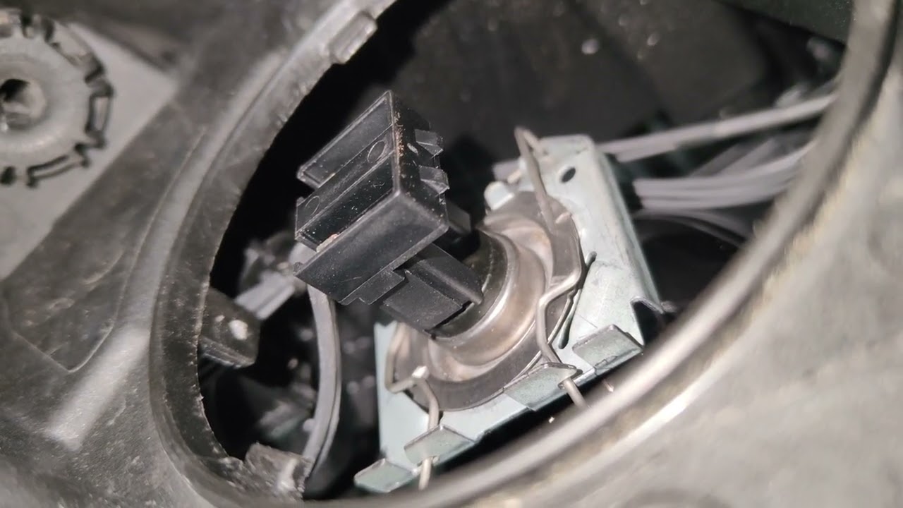 How the Vauxhall Astra K Headlamp Bulb Clip SHOULD fit (the one that falls off!)