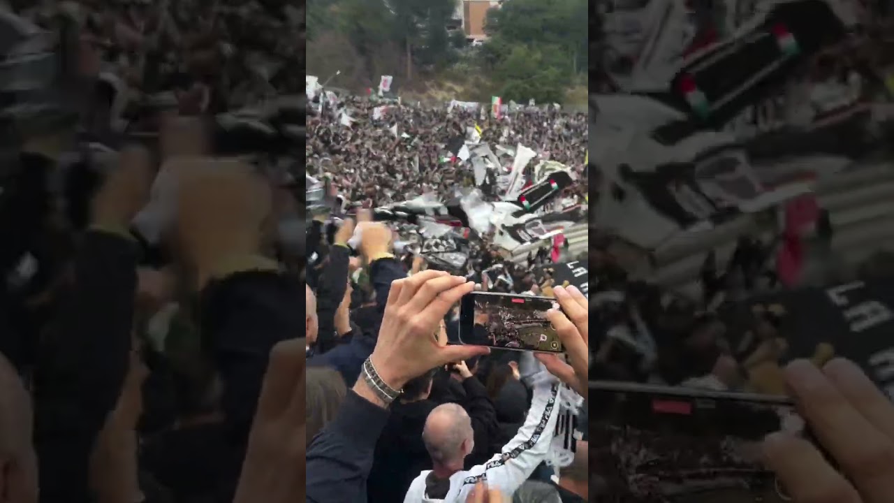 Curva Nord Ascoli in azione durante il derby contro la Sambenedettese