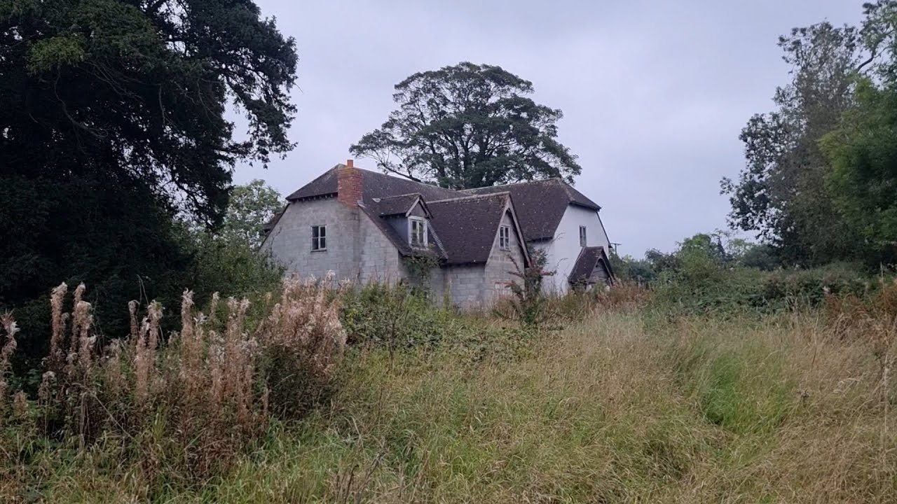 ABANDONED AND VERY SMELLY FARMHOUSE WITH KIDS TOYS INSIDE AND A ROTTEN FRIDGE!!!