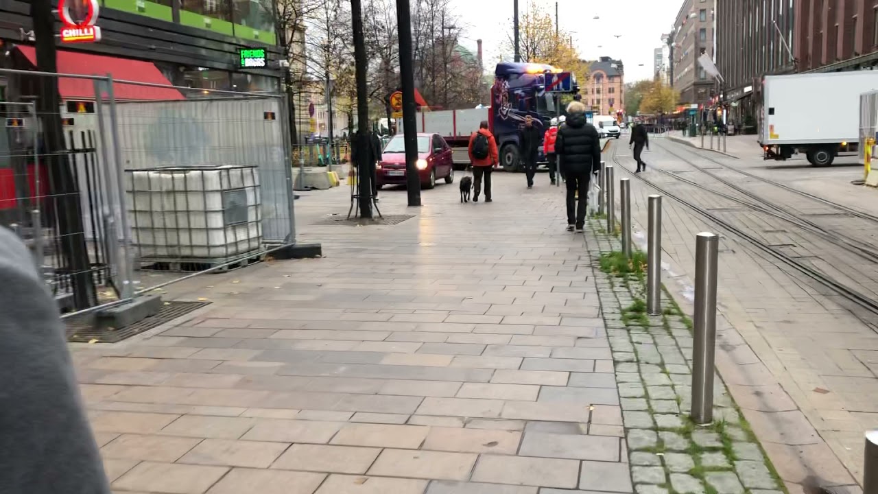 Henkil&ouml;auto ja kuorma-auto Mikonkadulla