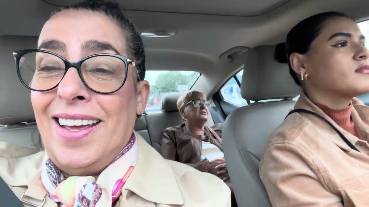 Haciéndoles un vídeo con mi madre y mi niña en el coche.