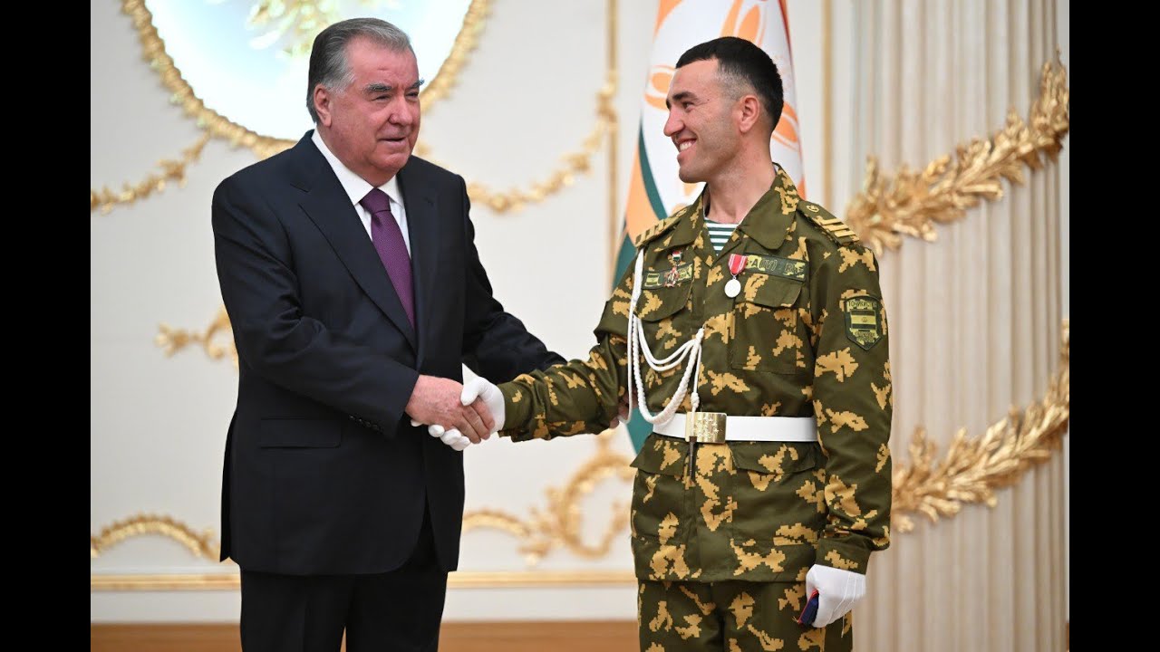 Маросими супоридани мукофотҳои давлатӣ ба кормандони сохторҳои қудратӣ ва низомии кишвар