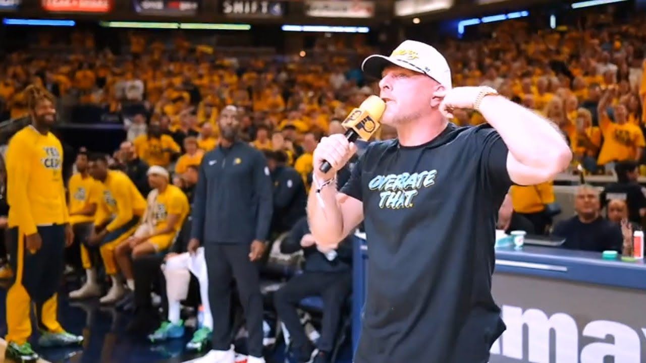 Pat McAfee had Pacers bench laughing after trash talking Knicks celeb fans 😂