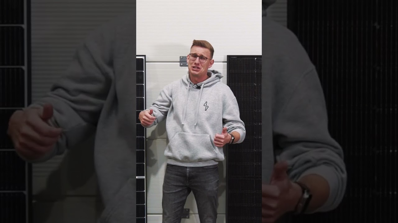 Wie gro&szlig; ist eigentlich so ein PV-Modul? Tobi zeigt es euch im direkte Life Check 😎 #eigenstrom #pv
