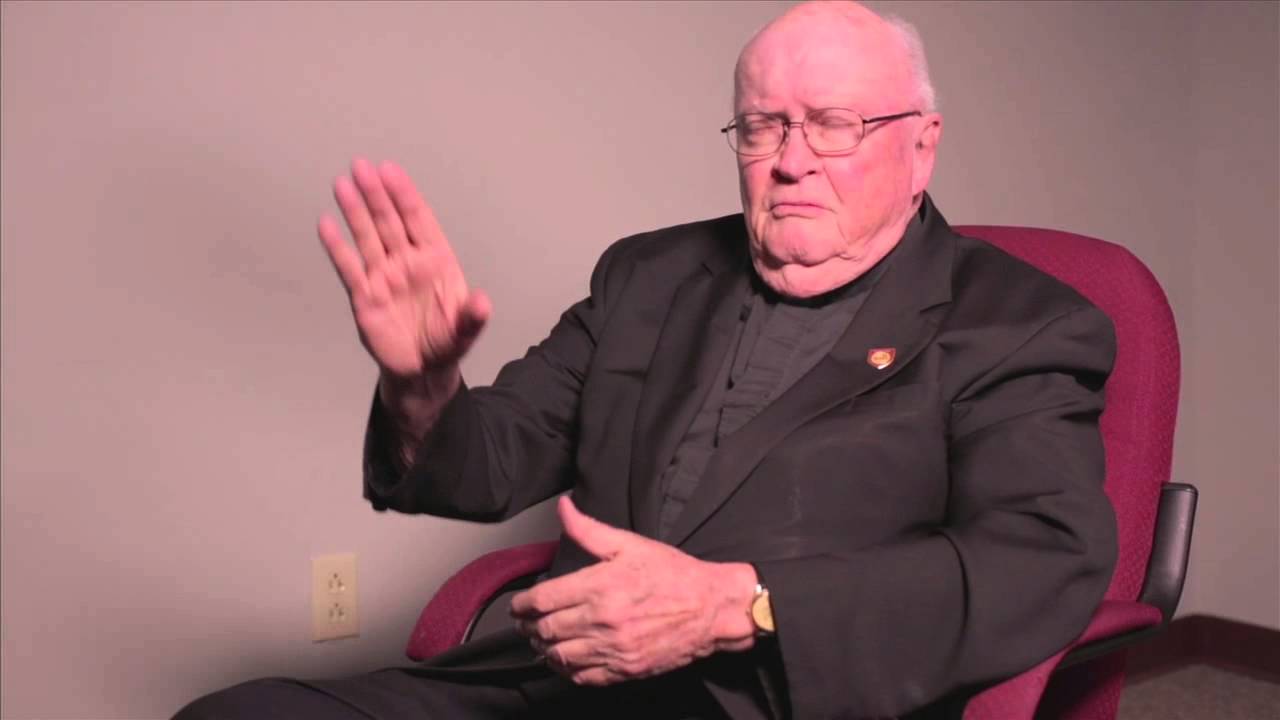 Поздравление бывшего ректора университета Уильяма Дж. Байрона, иезуита, выпускника 1984 года, к 1...