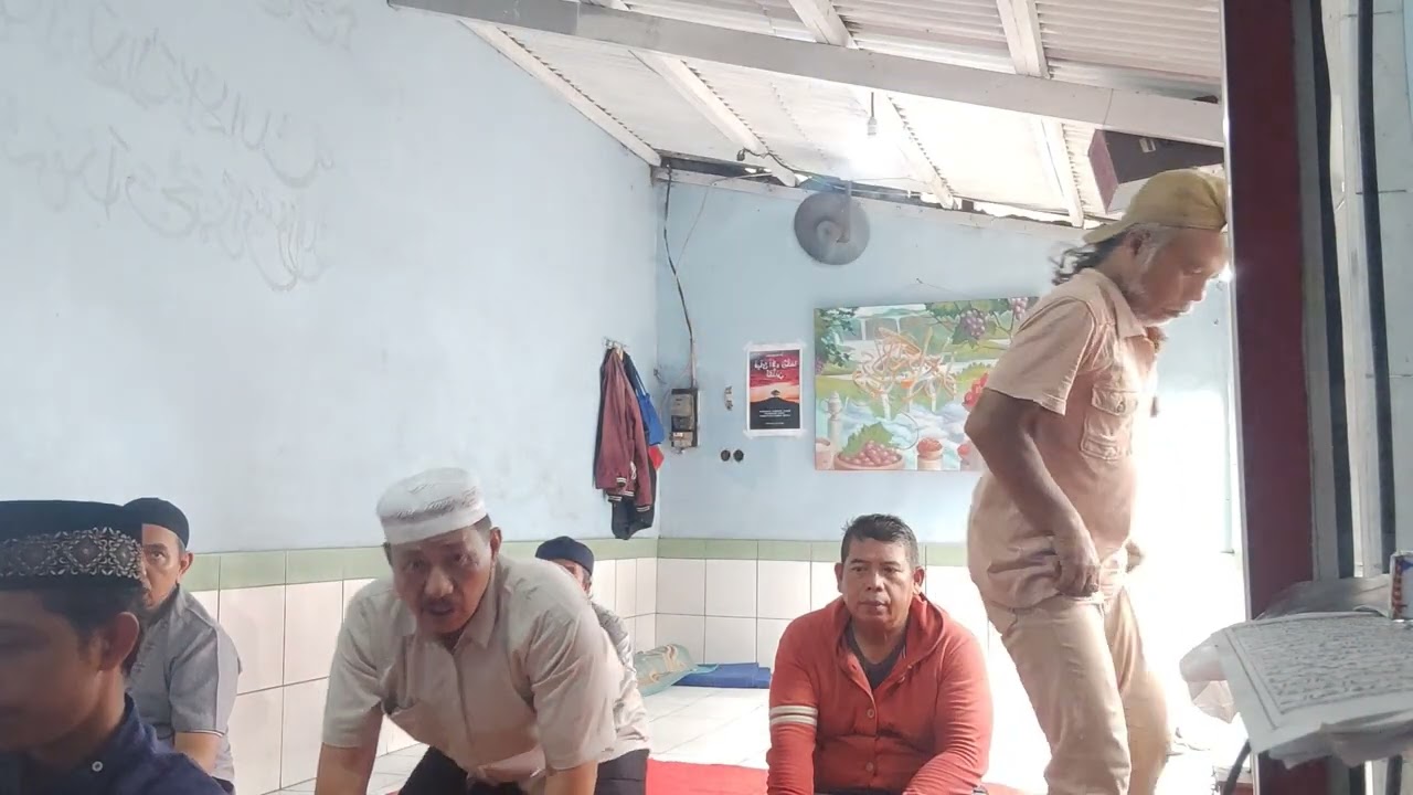 SHOLAT DZUHUR BERJAMA'AH DI TAJUG QIYUTUK