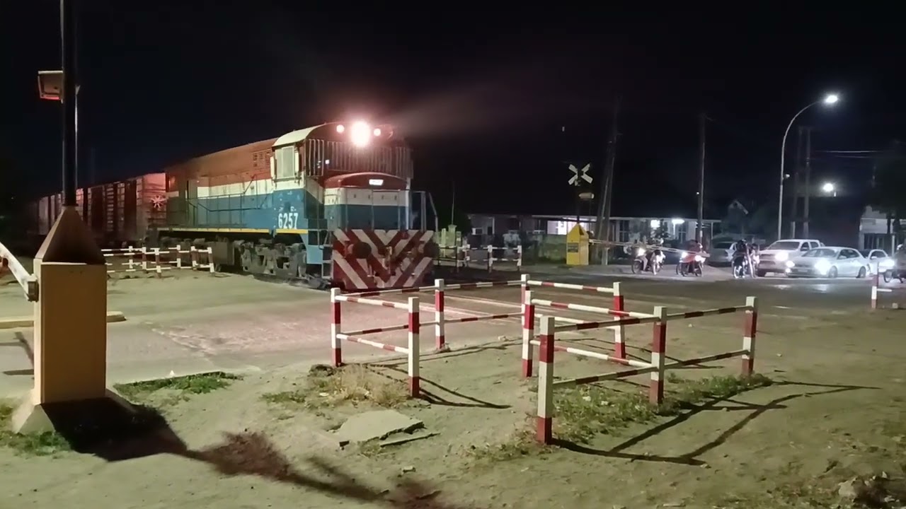 TREN CARGADO DE NCA PASA POR LA ESTACIÓN LA BANDA CON DESTINO HACIA PATIO PARADA(ROSARIO - SANTA FE)