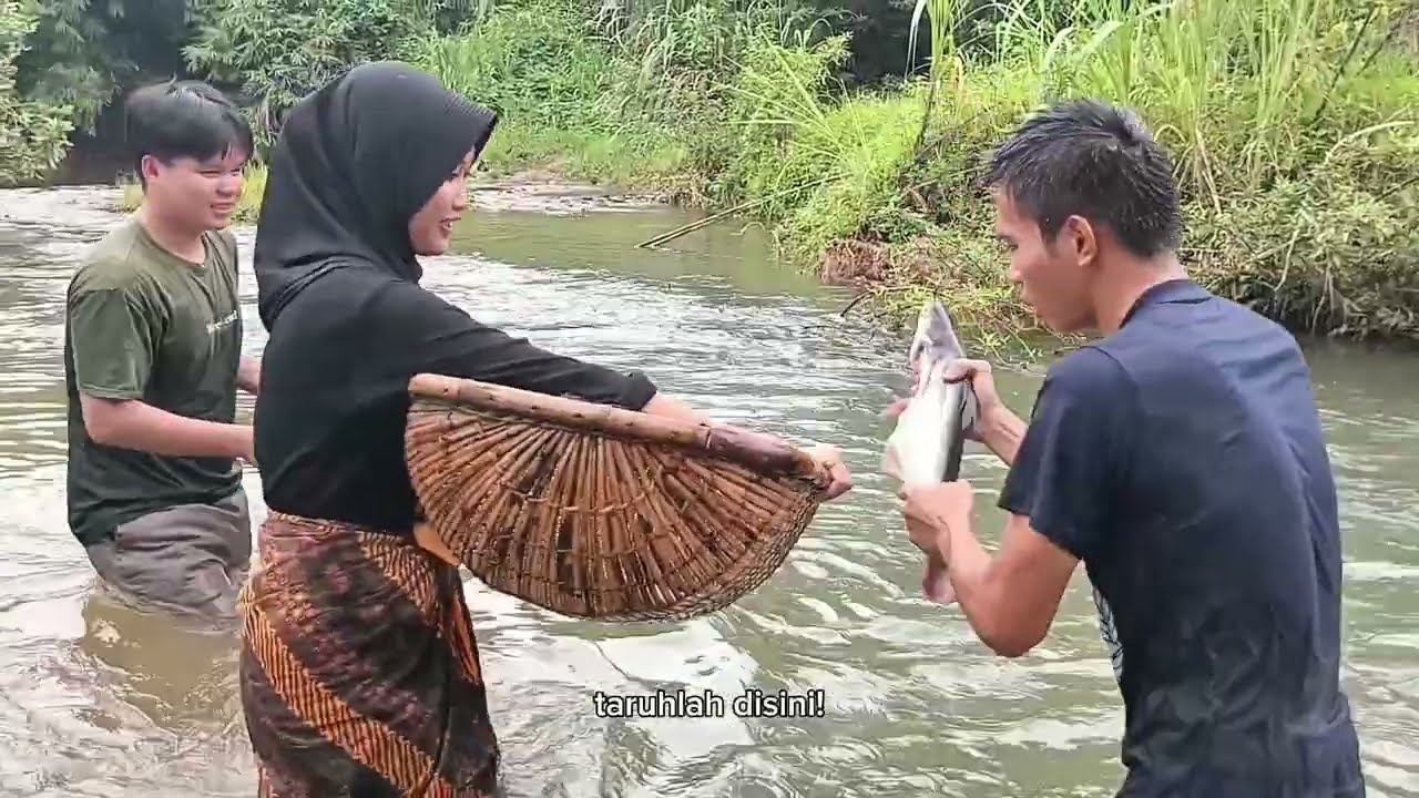 Kearifan lokal: Mendulang ikan dan memasak selasak bambu Xll MIPA klp 1 2026