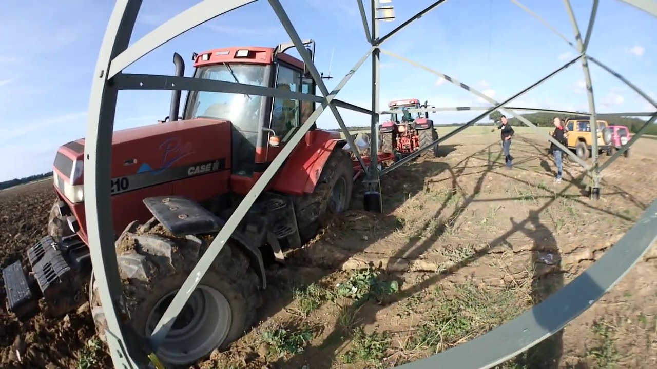 Zapadnięty przy słupie WN Case 7210 z pługiem