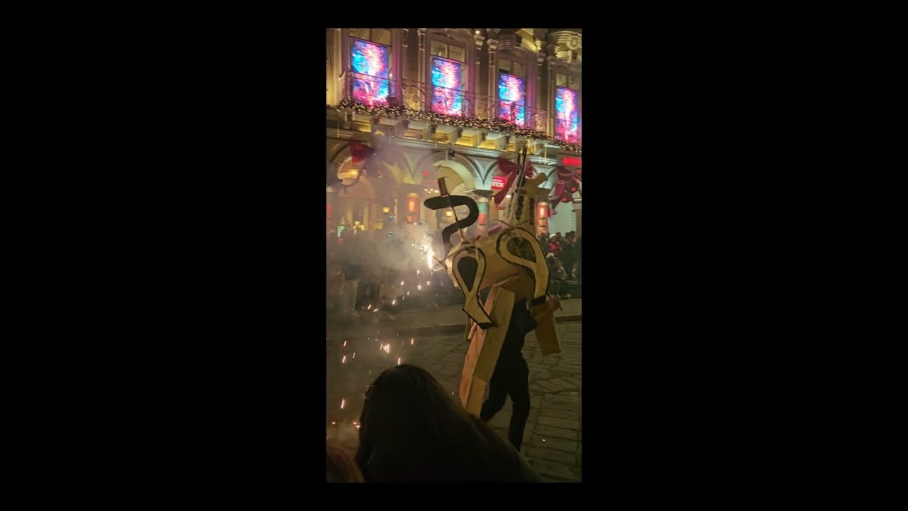 2025-12-30 CUENCA, Ecuador, Festejos por Despedida del Año Viejo en Parque Abdón Calderón.