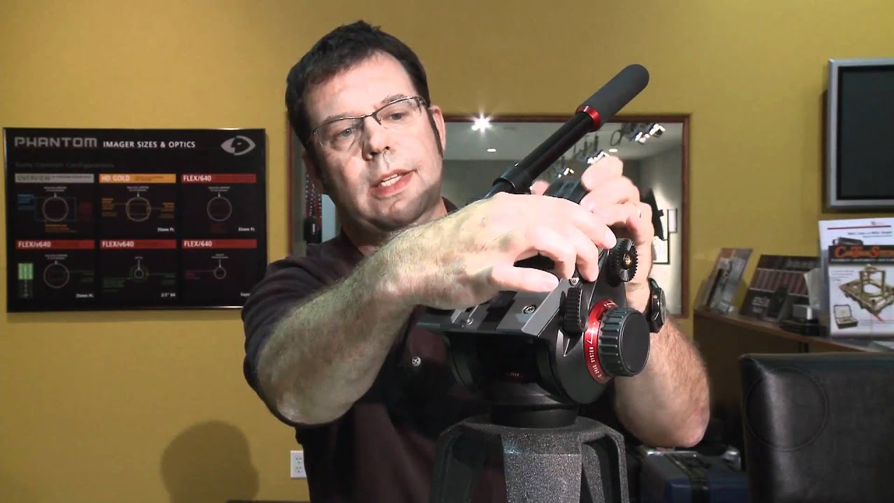 За рабочим столом с видеоштативной головкой Manfrotto 504HD.