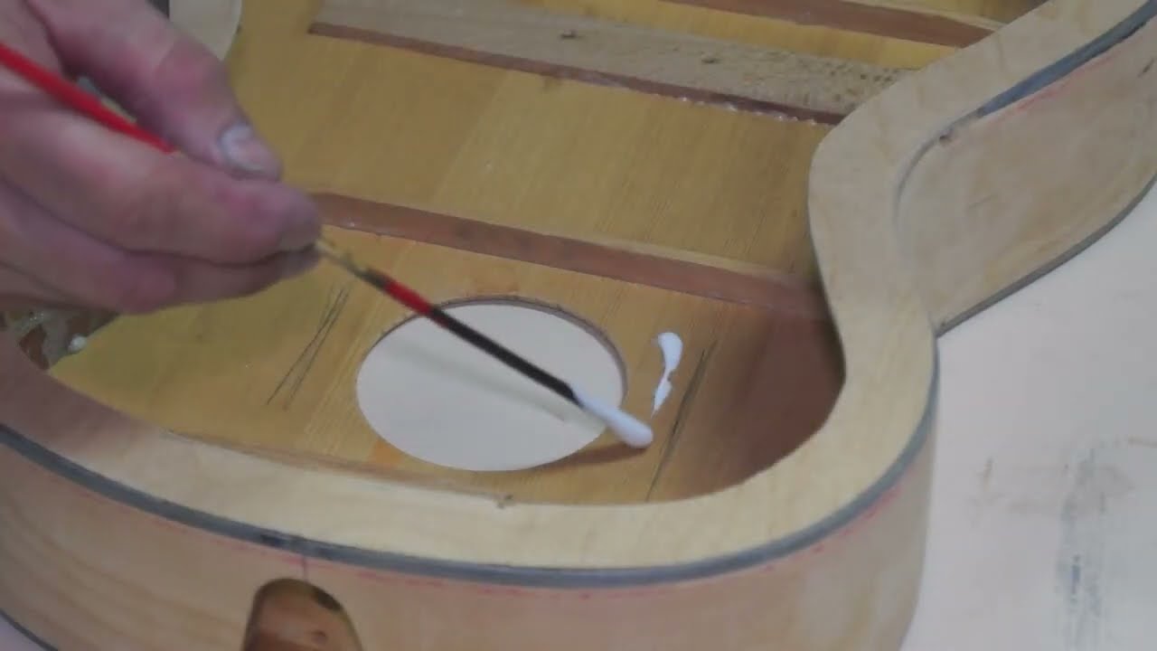 Арт объект из старой сломанной гитары Art object from an old broken guitar