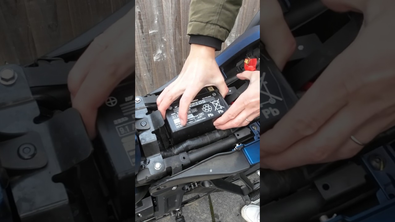 Replace dead battery | Step 1 | Yamaha MT07 Tracer 700 GT 2019