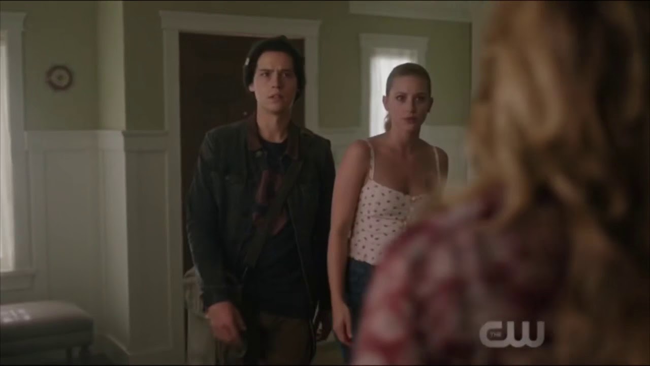 Jughead Finds Out About Betty&rsquo;s Seizure | 3x02 | Riverdale