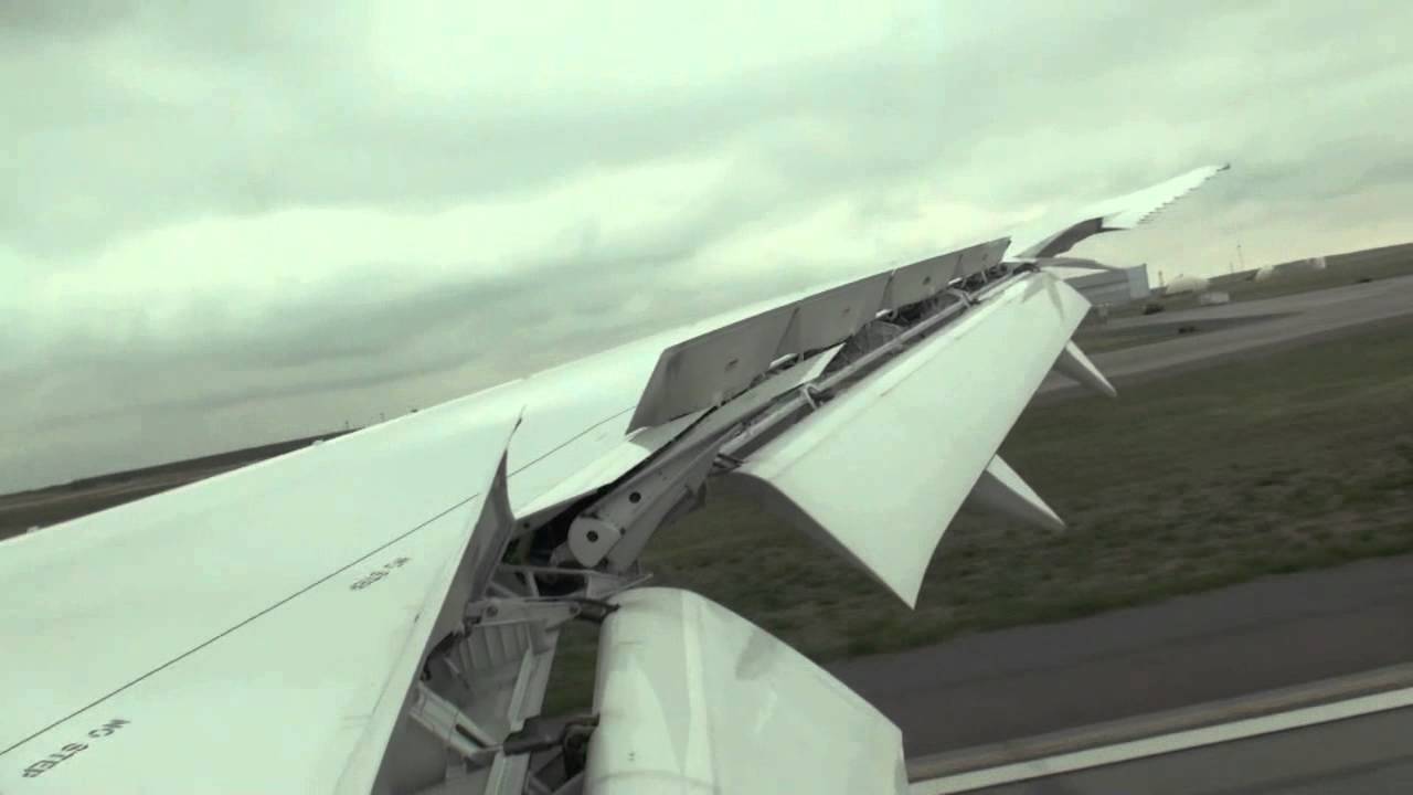 United 787 Dreamliner landing Denver: KDEN