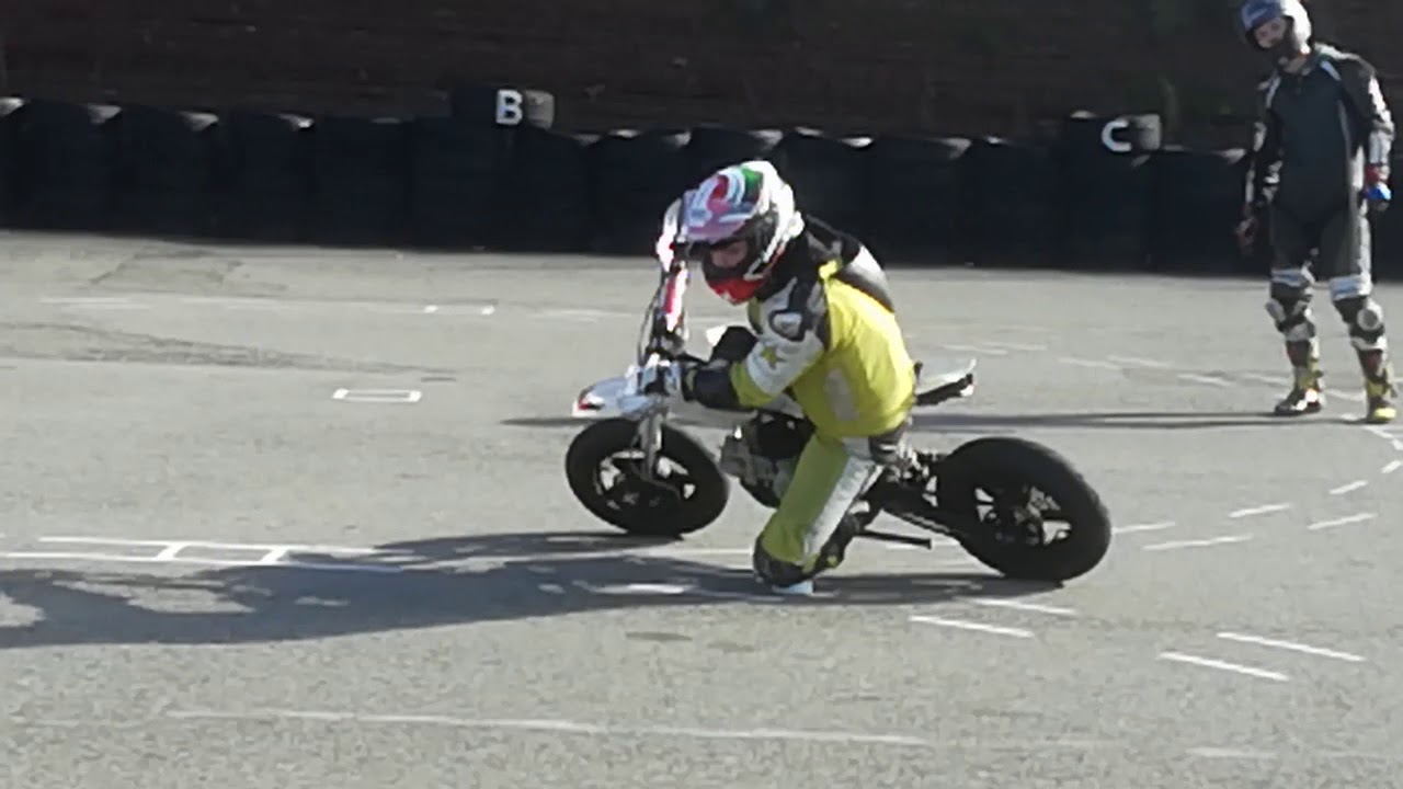 Scuola Motociclismo Como Davide prima lezione pit bike ginocchio a terra