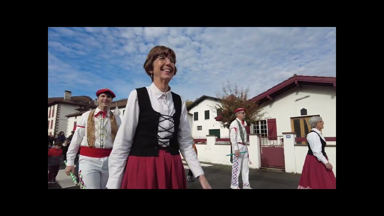 Baigorri aldeko Arrola dantza taldeak 80 urte. 80 ans du groupe de danse Arrola.