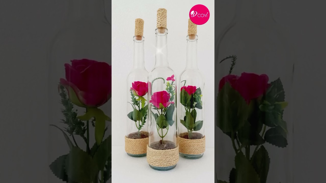 Botellas decorativas con rosas blancas