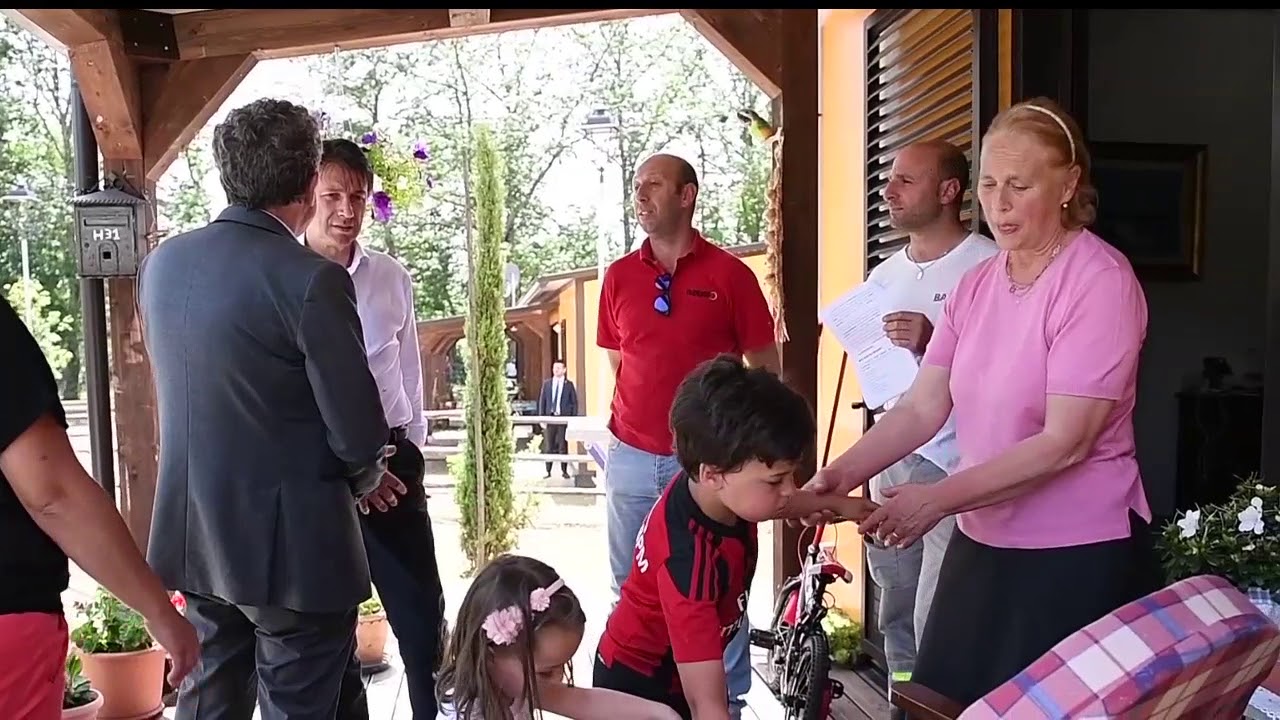 Conte visita i paesi terremotati del centro Italia